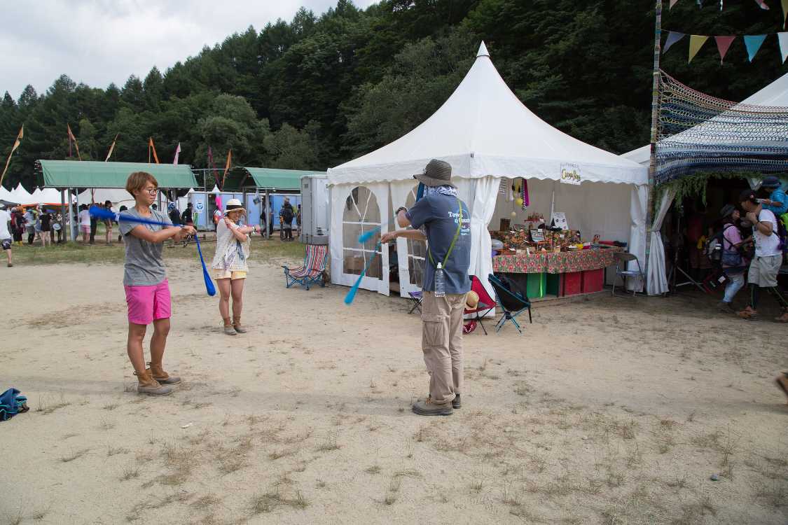 ドラムサークルの外。