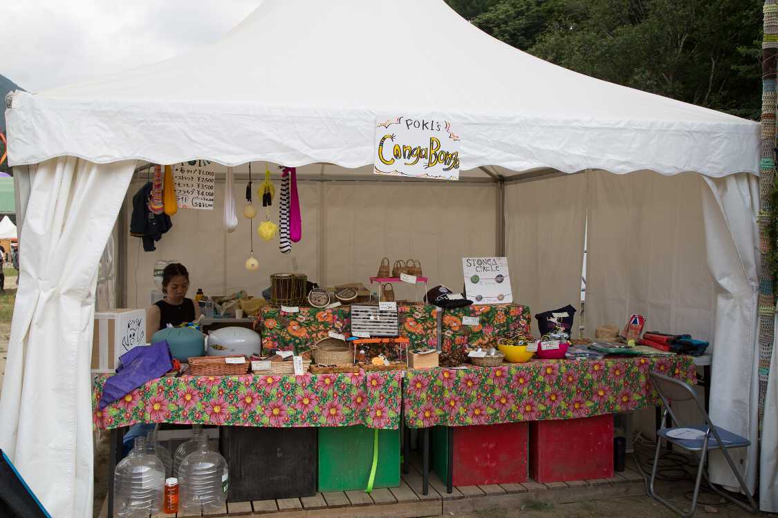 ドラムサークルの左隣の雑貨店。