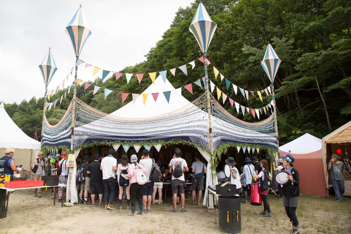 ストーンドサークルのドラムサークル。