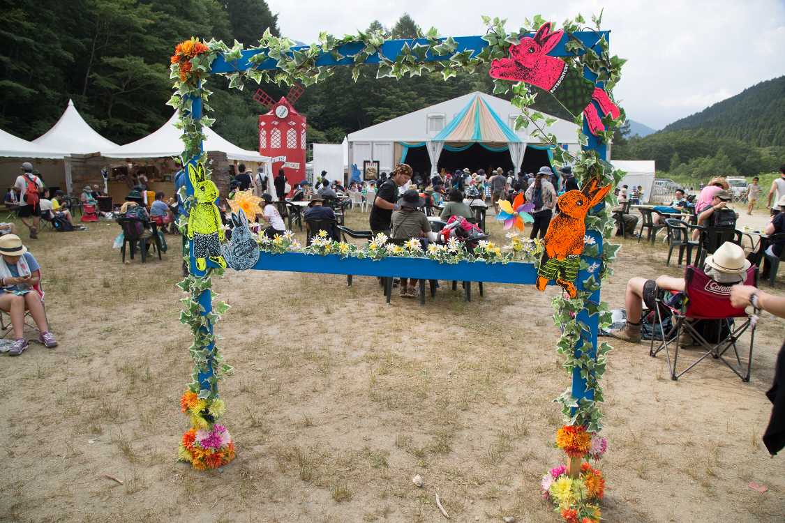 ストーンドサークルのカフェドパリ。この枠は記念撮影用か。