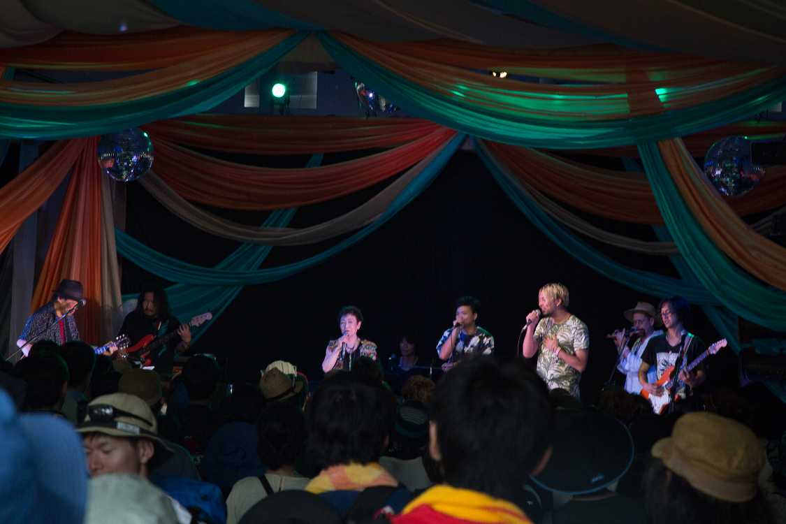 カフェドパリの内部。ステージは低めです。