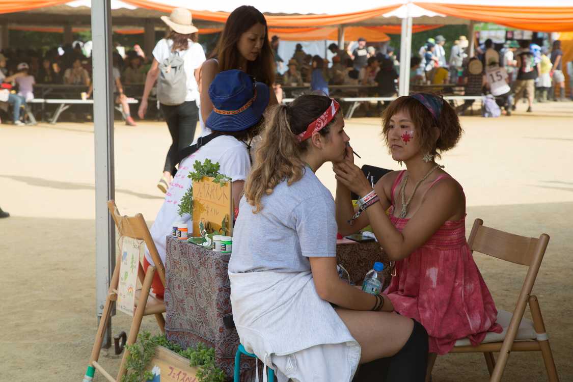 オレンジカフェのテントの隅でやっているフェイスペイント。