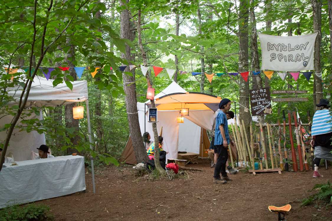 例年通路で営業するディジュリドゥの店。