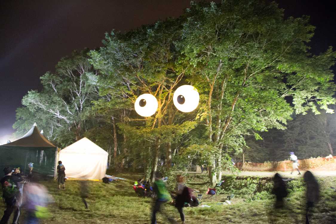 夜は目が点灯。