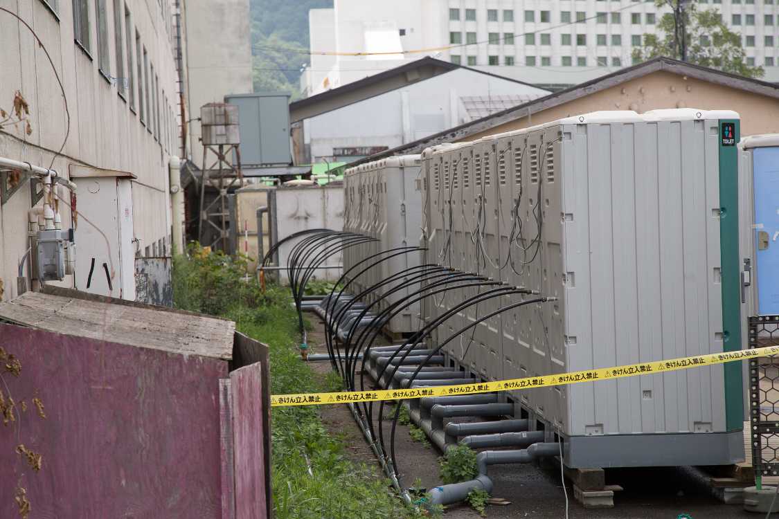 キャンプサイト前のトイレは上下水道のインフラが使えるため、水洗トイレが容易に設置できます。