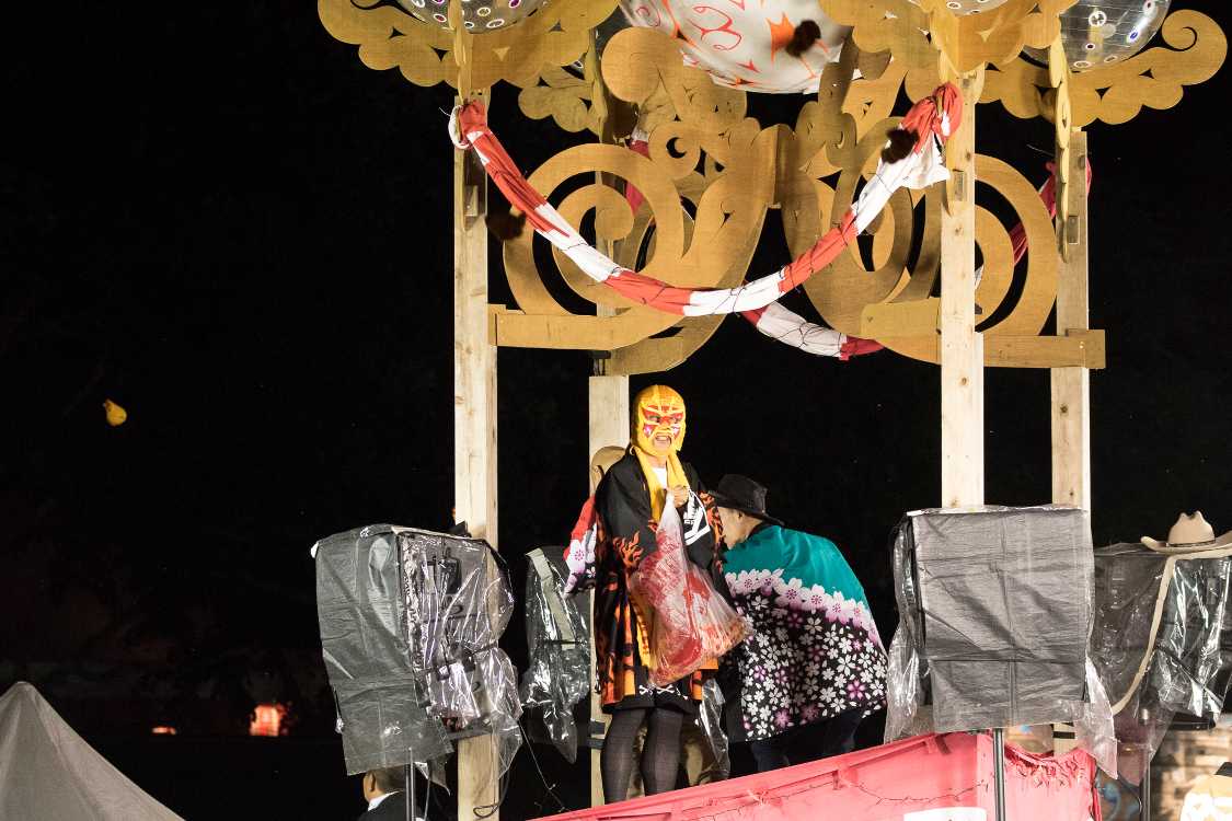 苗場音頭に続く抽選大会。タワーレコードの商品券でタワーマンが登場。