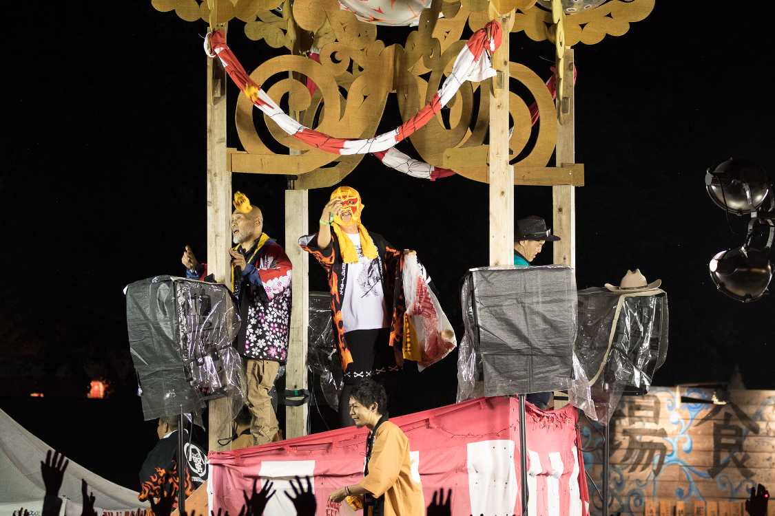 タワーレコードグッズを櫓から撒きます。抽選大会では近年の恒例。