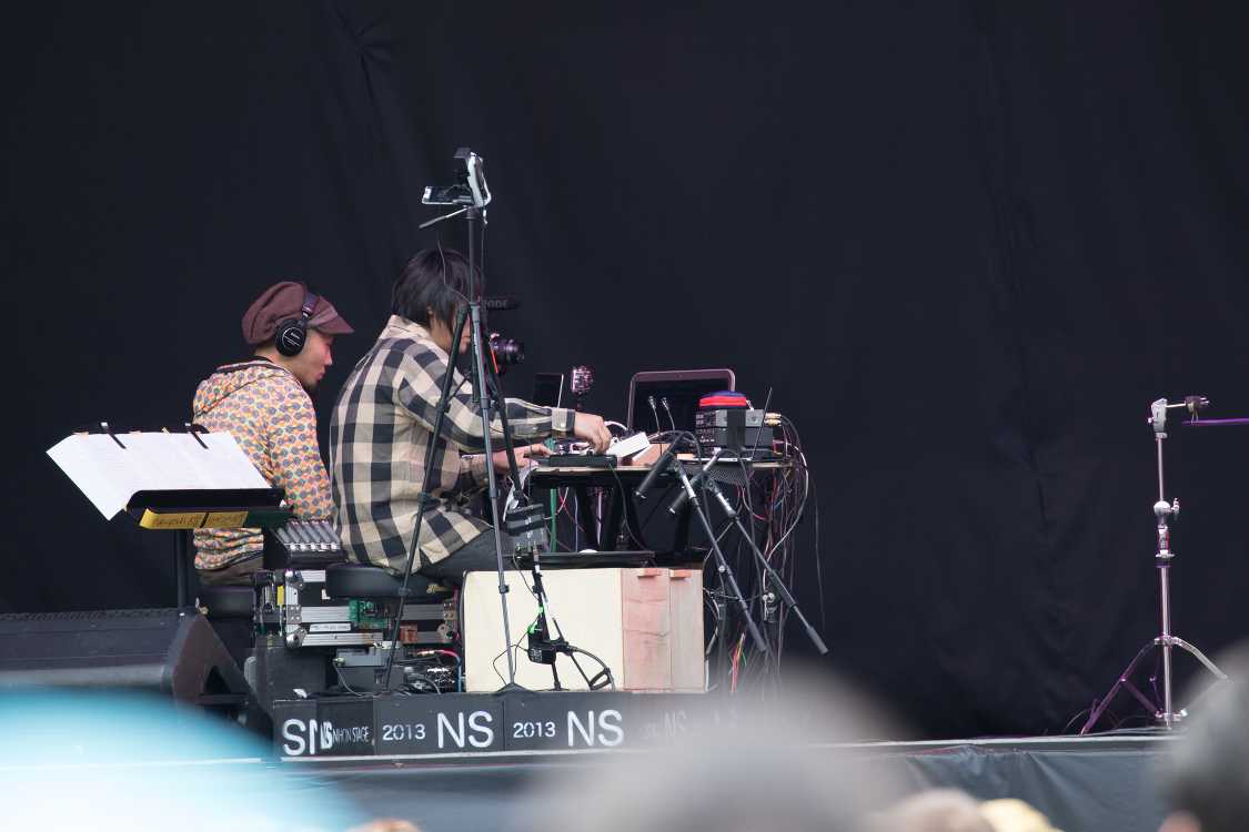 手前にある木箱がスピーカー。その手前の三脚のカメラで映像を撮ります。