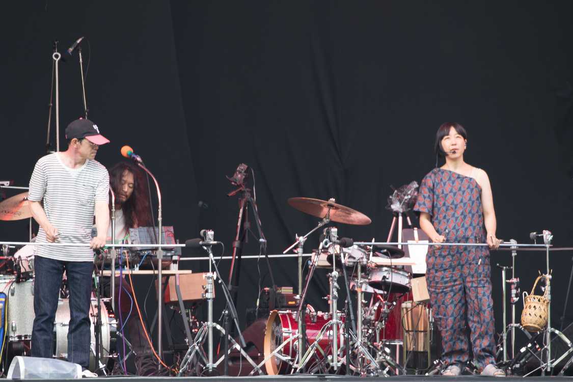 螺旋加工した金属棒を金属でなでて音を出しているところ。ギロの金属版です。ここでヨシミが少し笑いました。