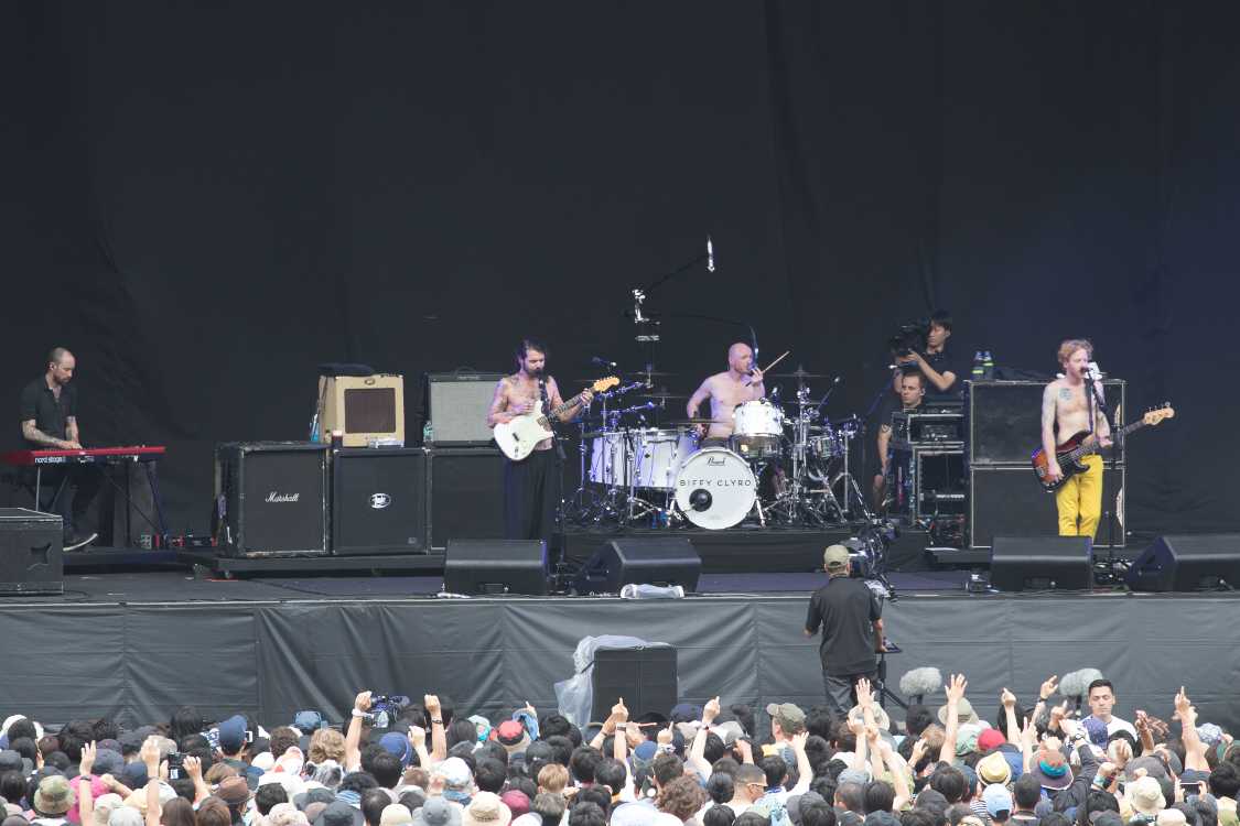 ビッフィ・クライロ。3人編成ですがギターとキーボードが補助し5人編成でのライブ。