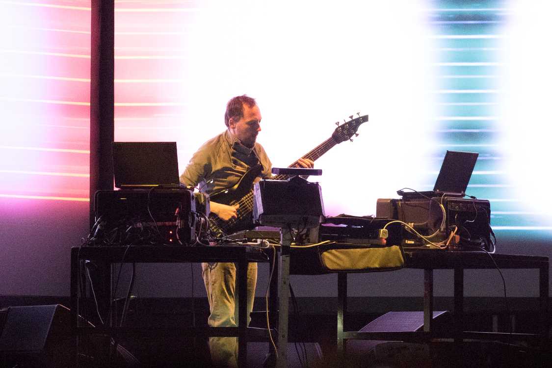 最後は着替えてベースを演奏。6弦ベースでした。