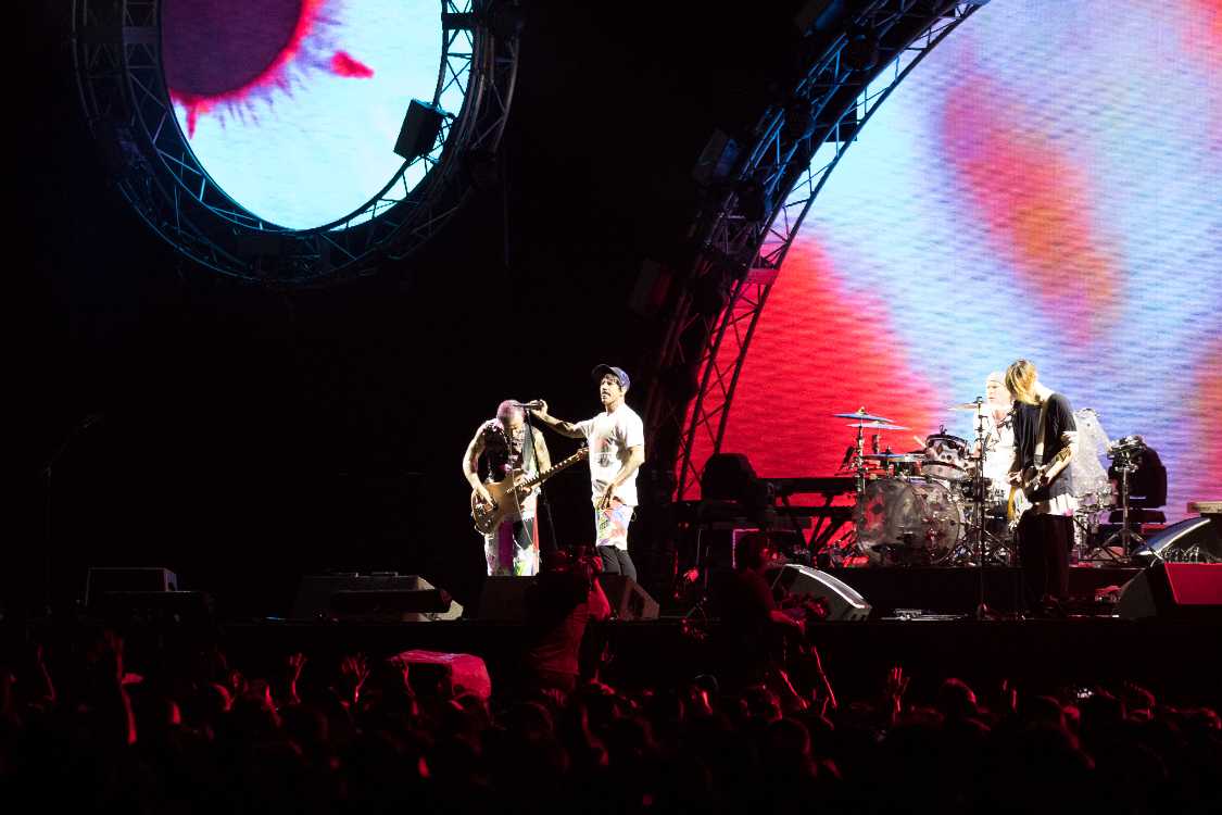 大物アーティストのライブと同じように、またこれまでのレッド・ホット・チリ・ペッパーズのライブと同じように淡々と曲が進みます。「ゲッタウェイ」収録曲と過去のヒット曲をバランスよく並べていました。