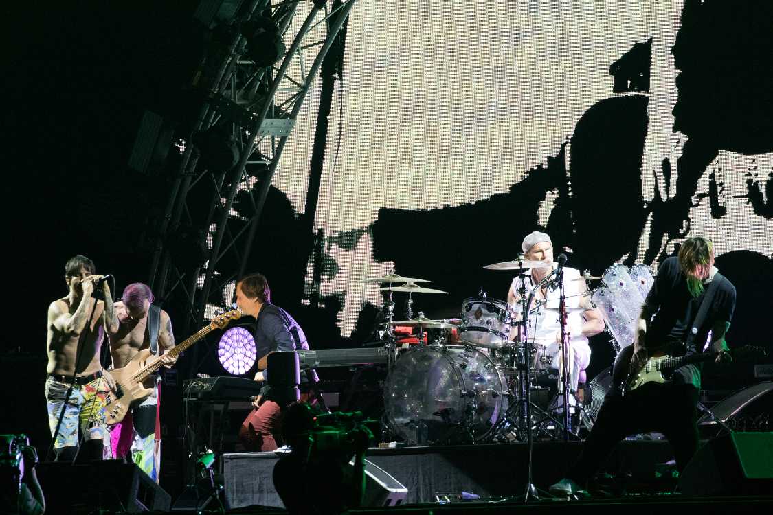 アンソニー・キーディスは終盤でマイクをステージに叩きつけ、会場にどよめきが起きました。客から見て理由の分からない不機嫌さを見せると、ライブ自体がよくても印象は悪くなります。若手の破滅型ロックンロールのバンドなら演出だと解釈することも可能ですが、現在のレッド・ホット・チリ・ペッパーズは、ベテランの大人というイメージがあるので、大人げないと見られても仕方ないでしょう。