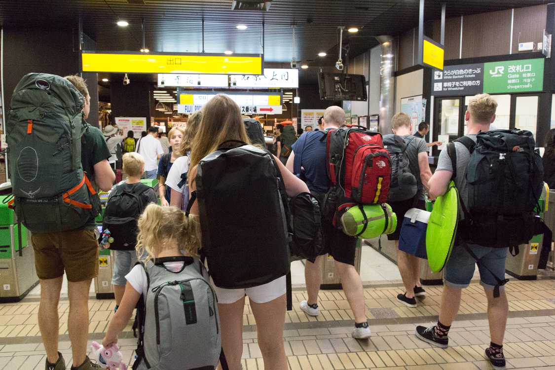 7月27日、木曜日、越後湯沢駅の改札に向かう白人一行。登山客ではなくフジロック参加者だと思います。