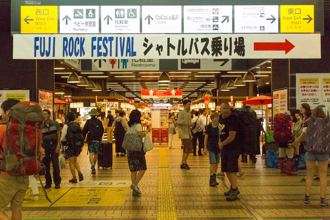 改札を出てすぐ。