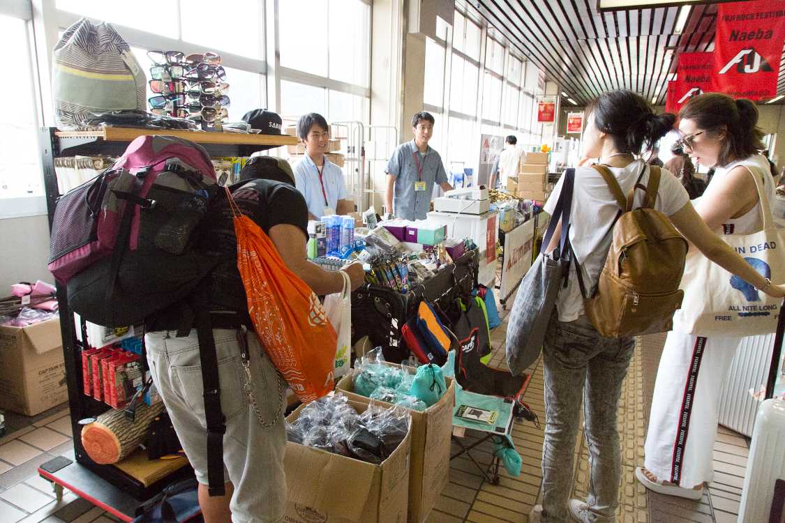 臨時のアウトドア用品販売所。