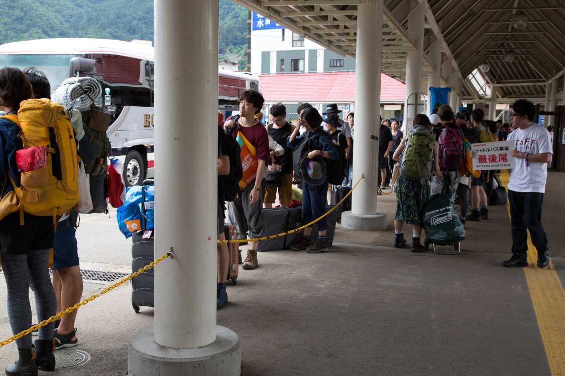 駅を出て、行列に並びます。右側の列に「最後尾」の案内。