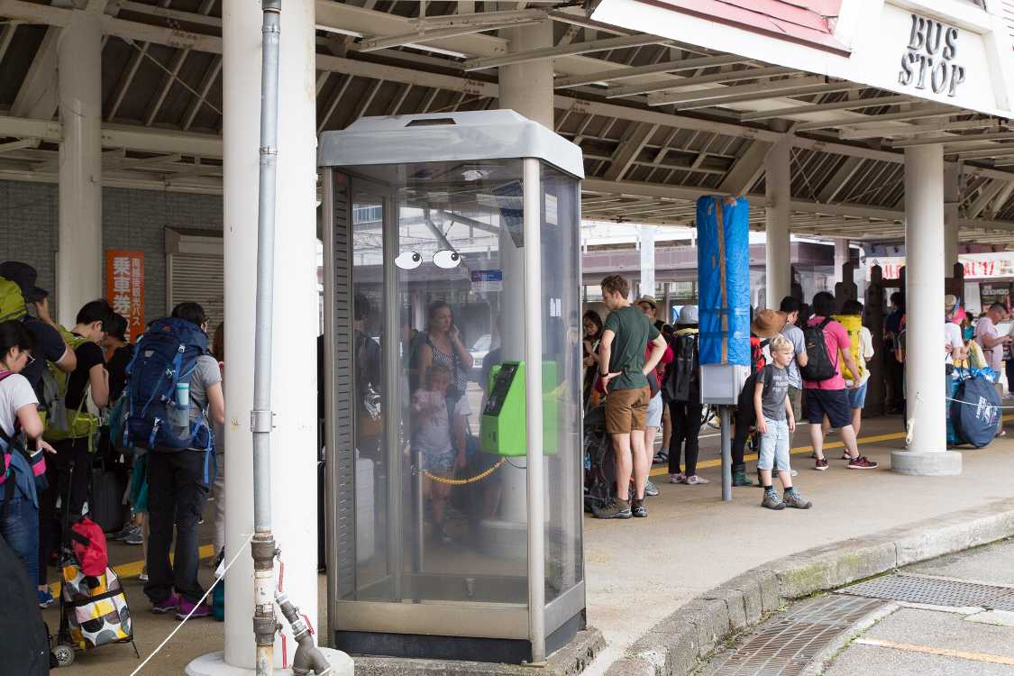 電話ボックスのシールはいつも貼ってあるのかフジロックの期間だけなのか。