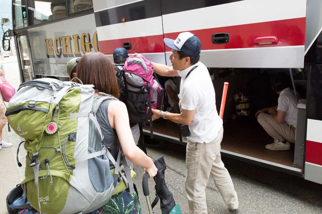 荷物を座席下に収納。座席下にも人がいます。