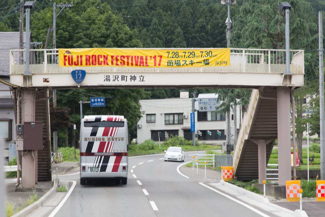 横断歩道橋ごとに横断幕。