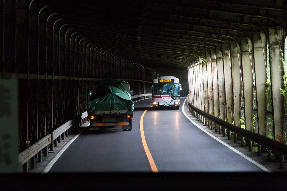 歩道スペースがない国道。安全上、自転車で行くのは無理です。