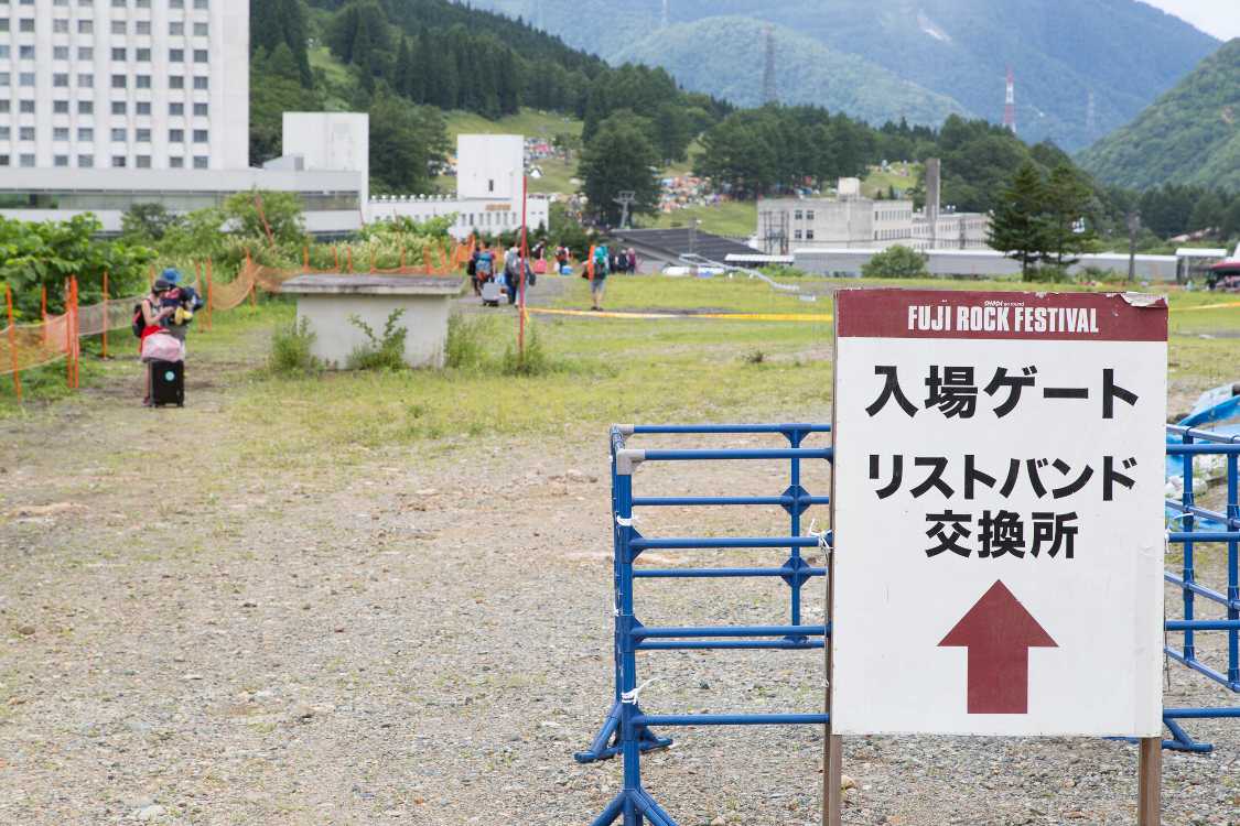 数百メートル歩いて入場ゲートへ。