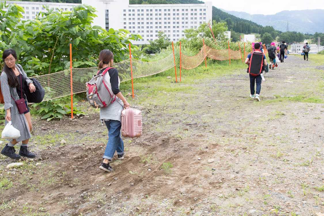 シャトルバス乗り場は未舗装なので車輪付きの荷物ケースには厳しい。