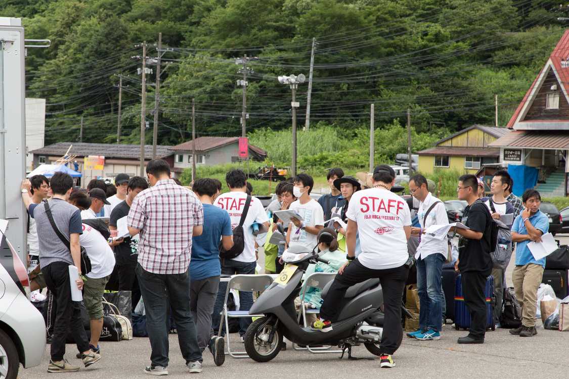 これからフジロックのスタッフになるとみられる人の打ち合わせ。