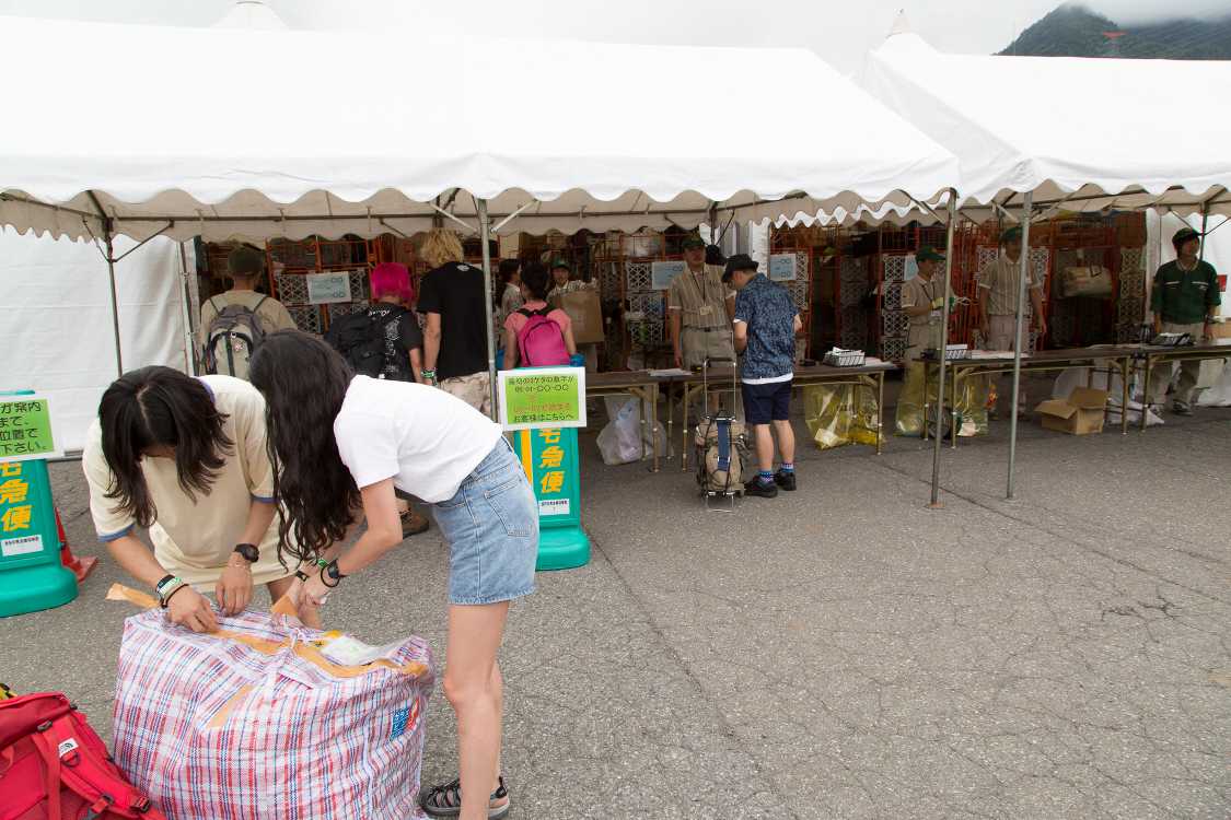 荷物を荷ほどきする場所は限られています。ないと考えた方がいいでしょう。