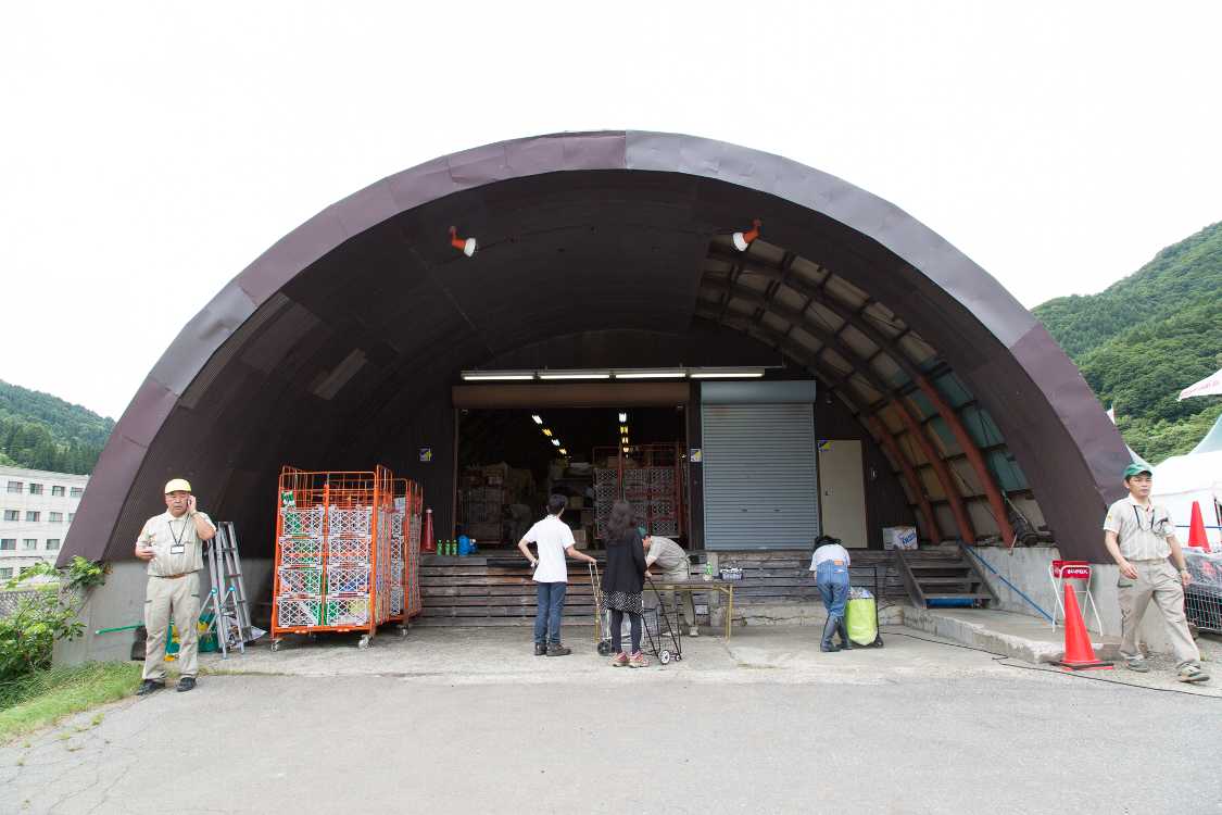 向かいの倉庫も荷物の集積所でした。