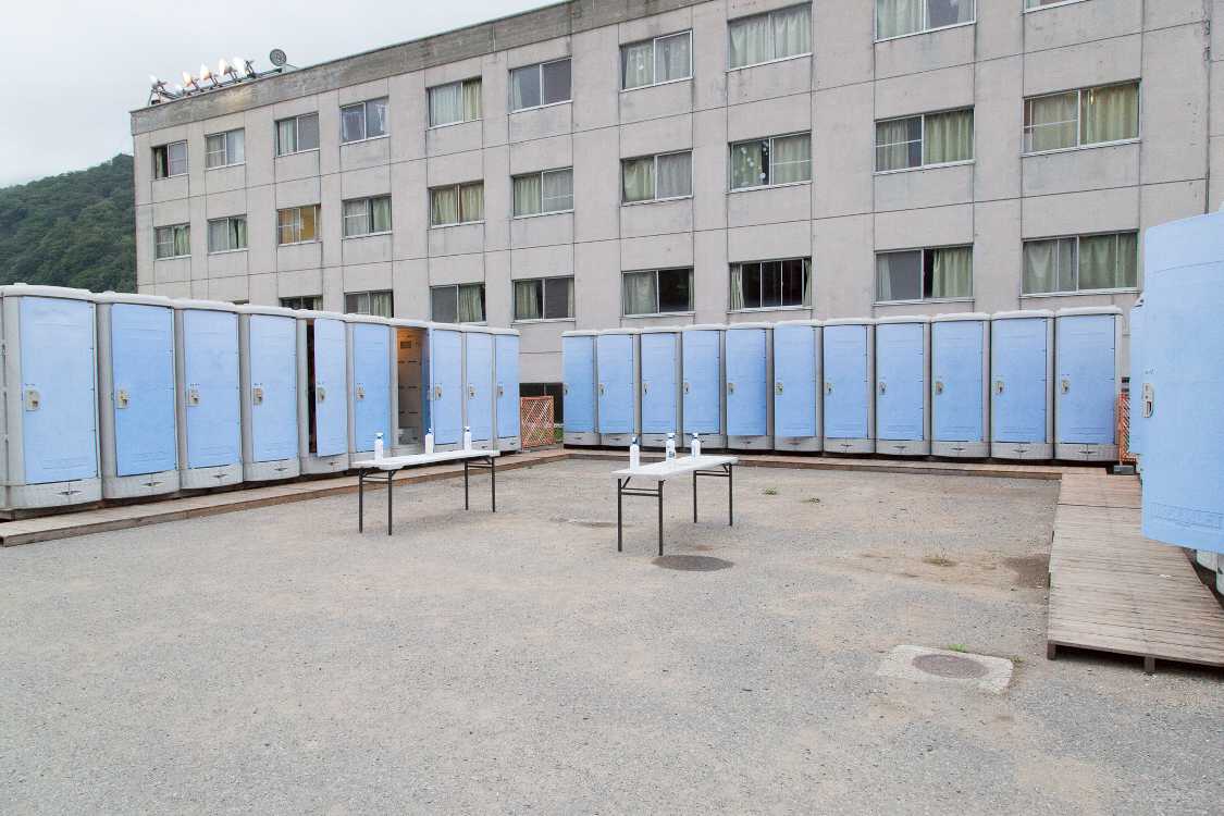 キャンプサイト前のトイレ。