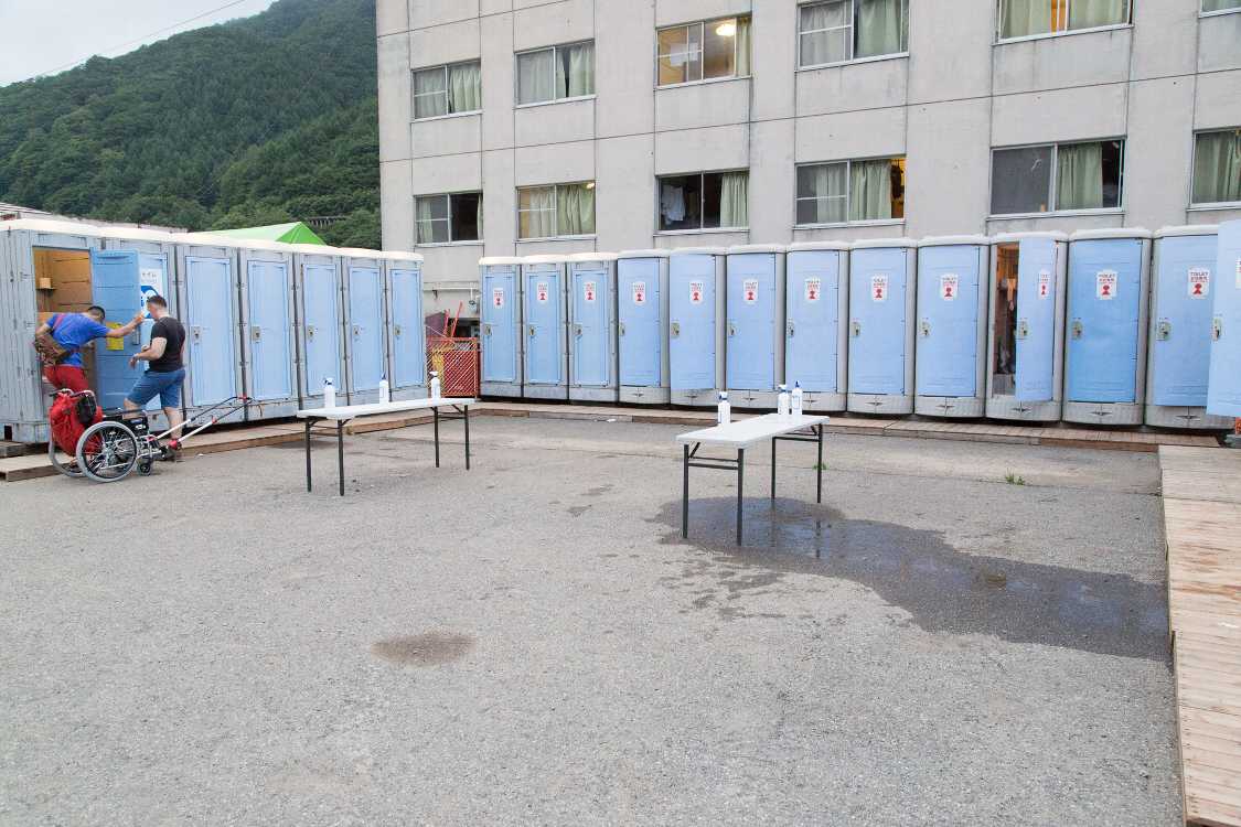 キャンプサイト前のトイレ。