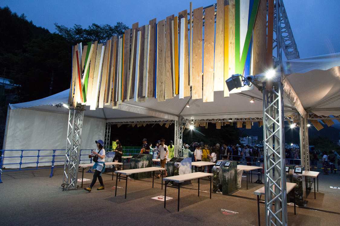 入場ゲートの会場側。ボードウォークの板を流用したようなデザインです。