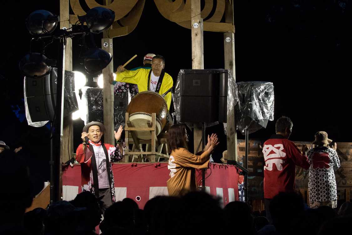 苗場音頭で太鼓を叩く苗場金六の人。