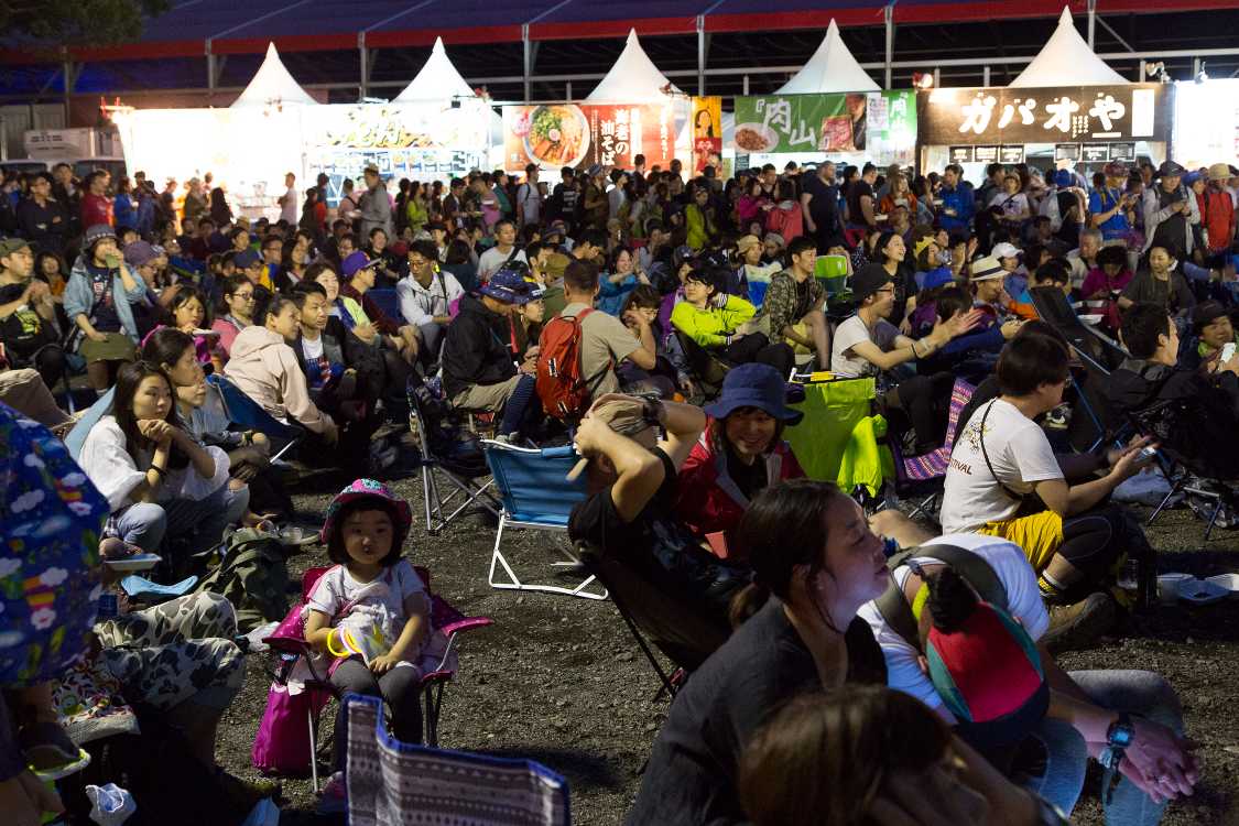 オアシスエリアの奥はいすに座って見物。