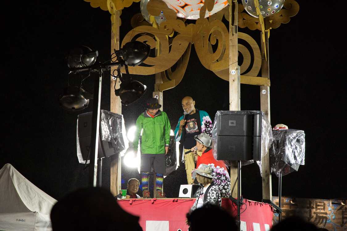 当選者が次々と登壇します。