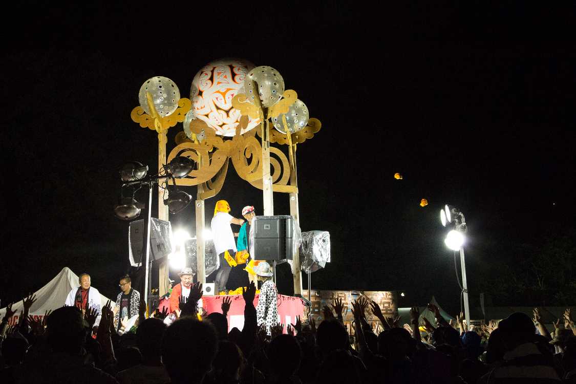 タワーレコードのタオル等を投げるタワーマン。