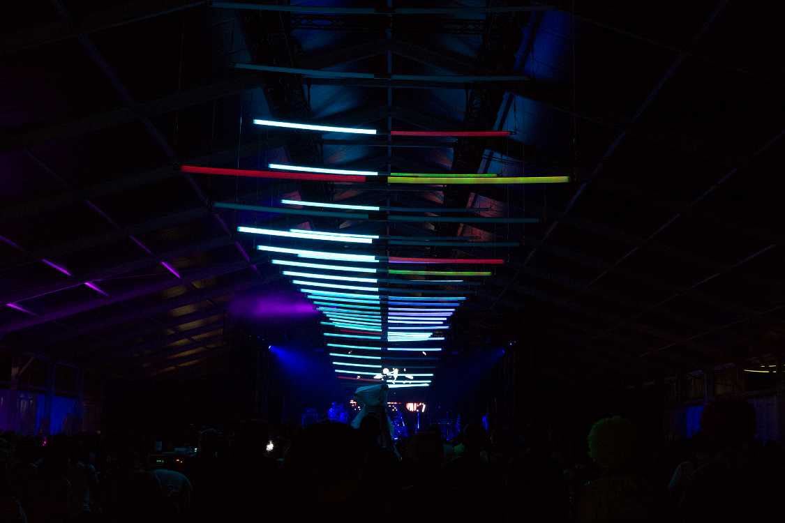 レッドマーキーはこれまで特に装飾がなく、ミラーボールくらいだったので新しい試みと言えます。