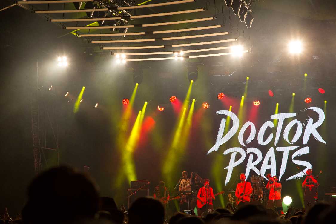 前夜祭のレッドマーキーで開かれるライブ。