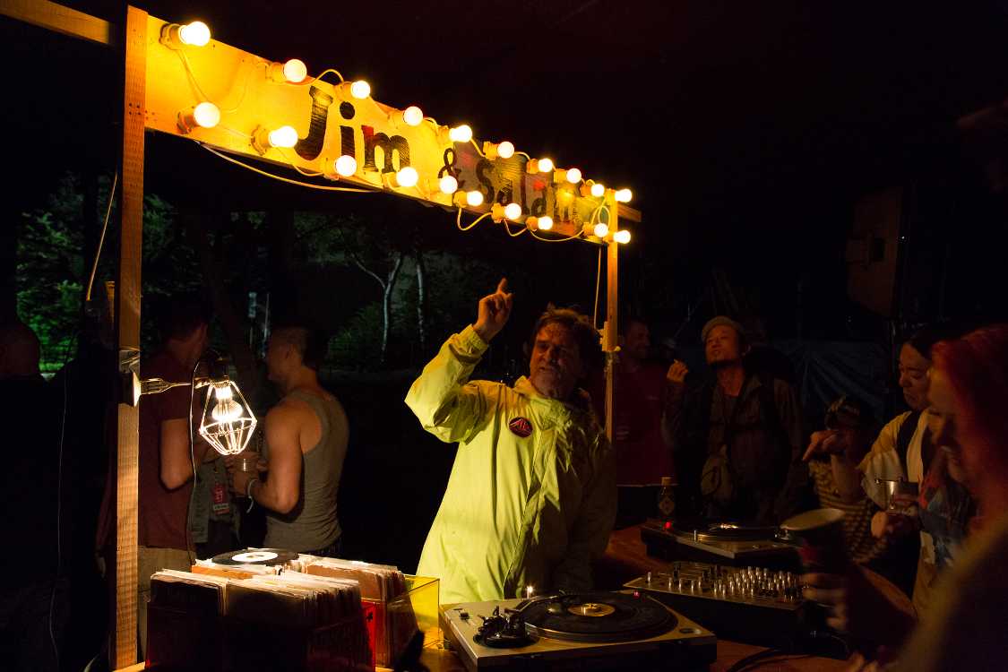 曲は50年代、60年代のジャズ、ファンク、ソウル、ポップスが多い。