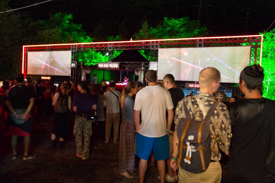 岩盤スクエア前。