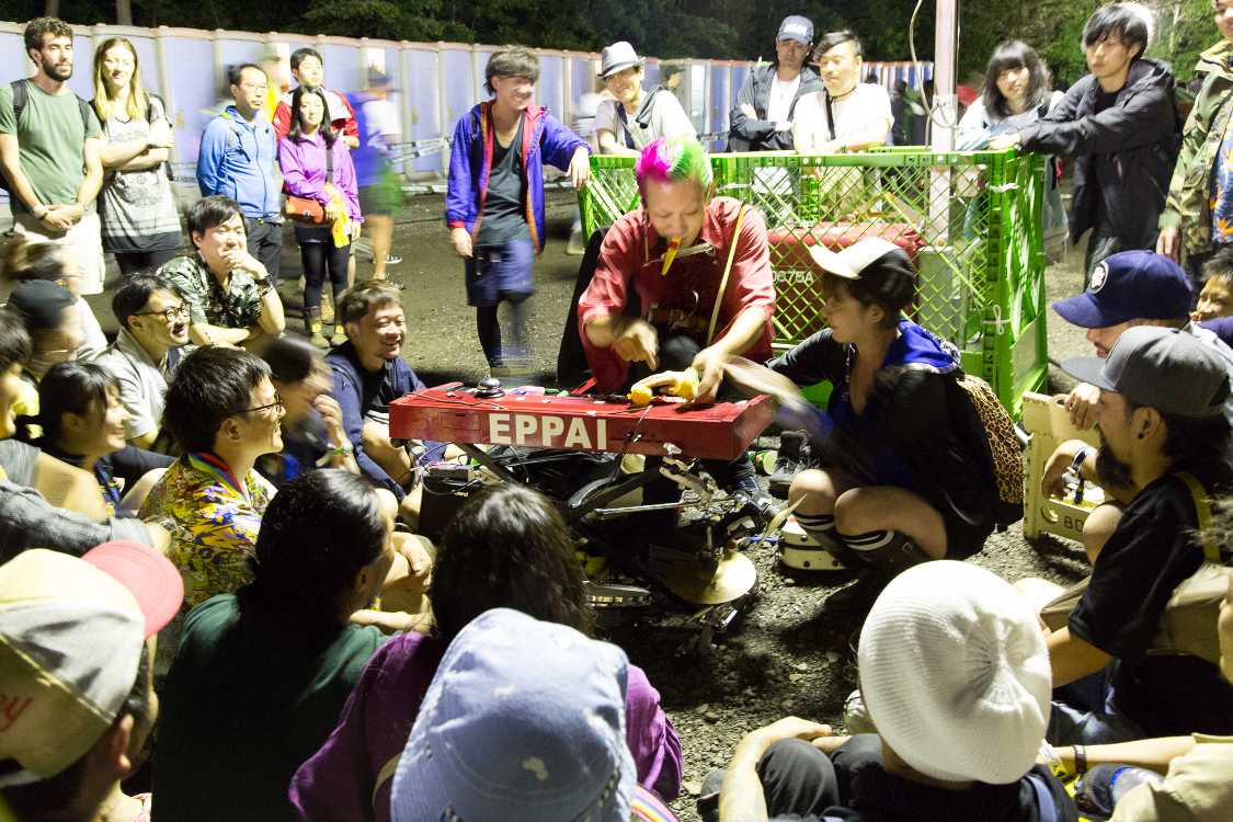 キーボードとバイオリンを同時に弾く珍しい大道芸人のイッペイ。