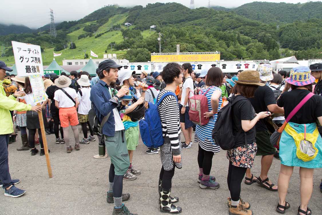 アーティストグッズ売り場の行列。