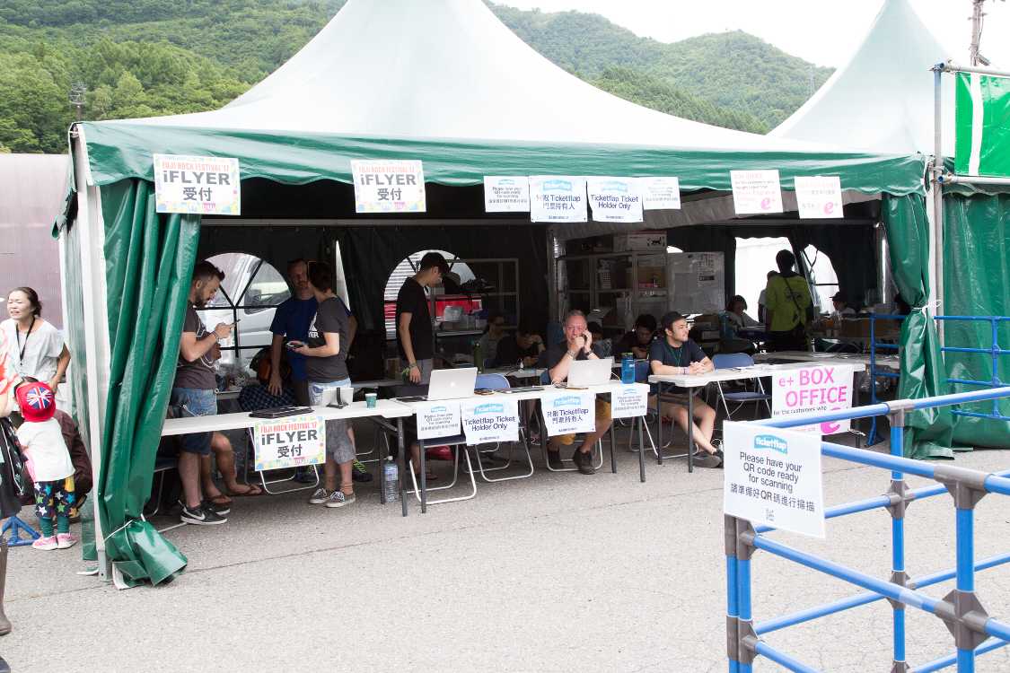 外国人向けのチケット交換受付。