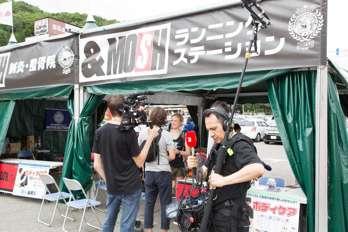取材する外国人メディア。