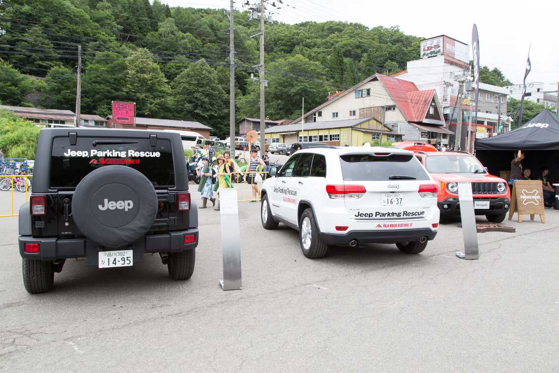 ジープを3台展示。