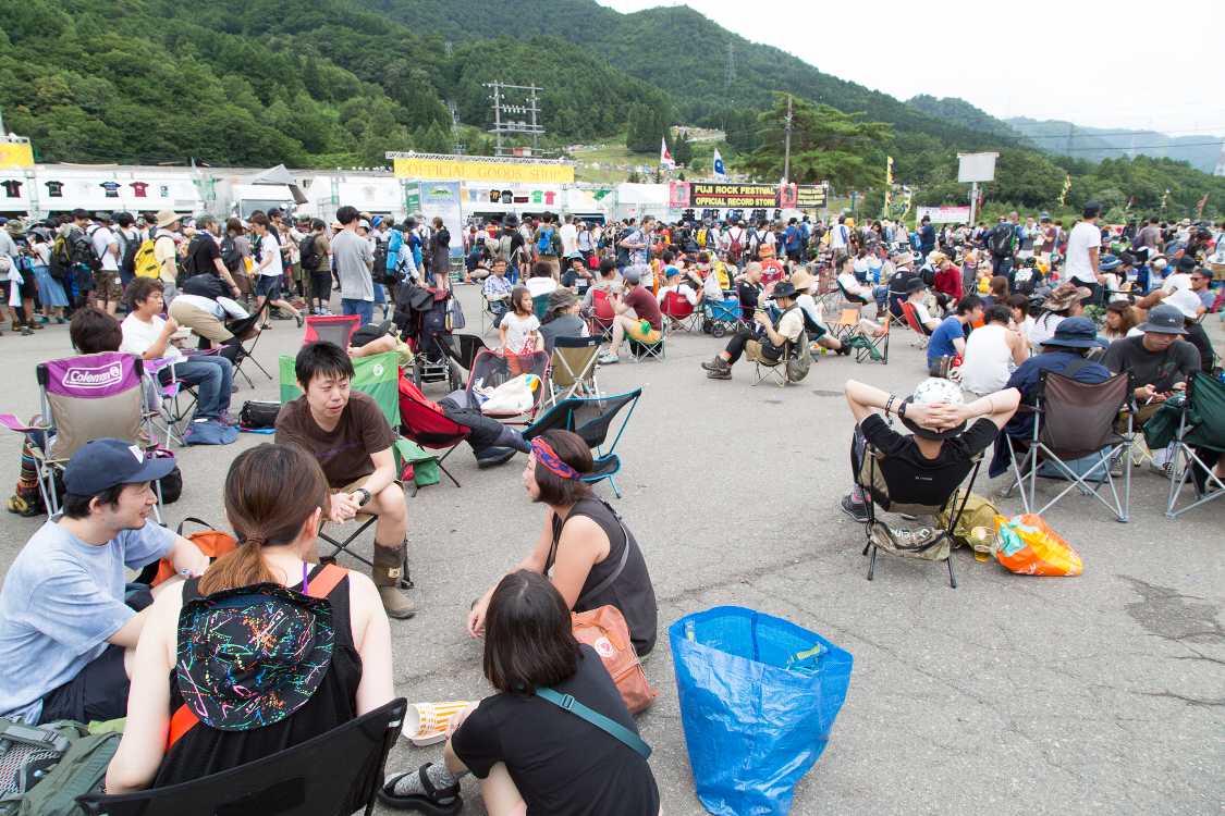 場外の風景。いすやテーブルはありません。