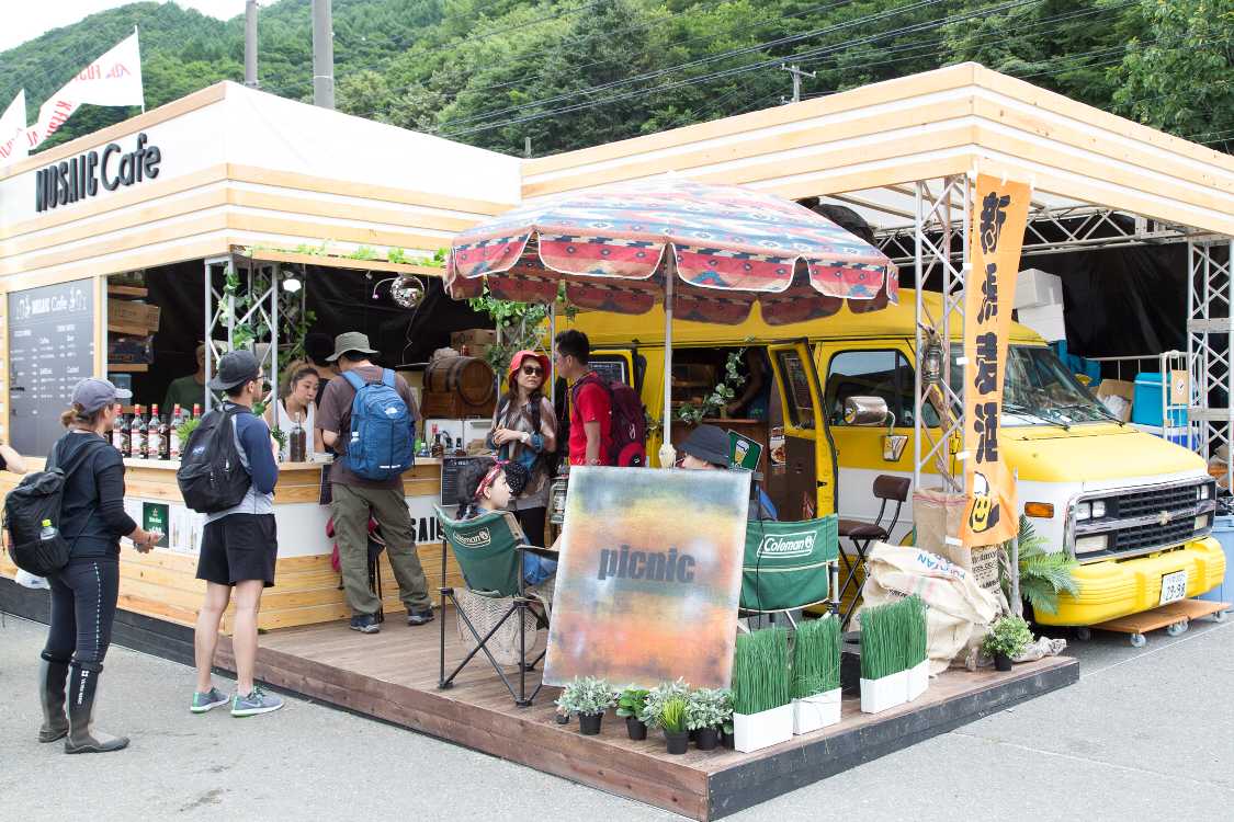 場外エリアの飲食店。モザイクキッチン。