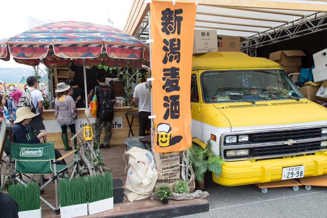角地であることを利用した出店です。