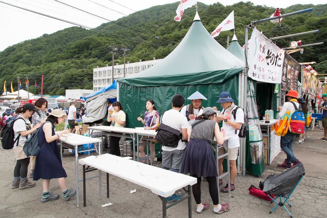 そのだの隣はテーブルがありました。